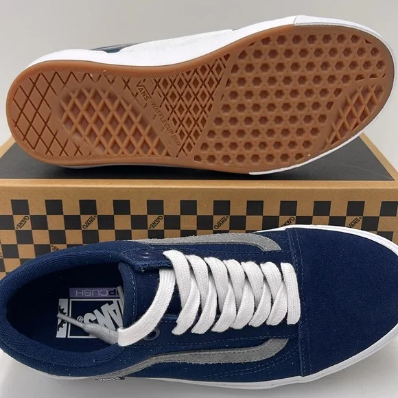 Vans Men’s Blue and White Sneakers Bmx Old Skool
Navy/White
VN0005UZNAV - Picture 5 of 16